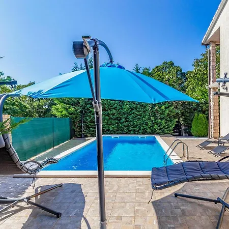 Beautiful In With Kitchen Peruški