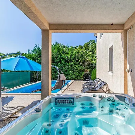 Stunning In Peruški