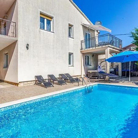 Stunning In Vakantiehuis Peruški